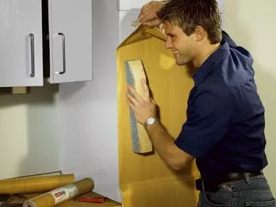 Hoe om meubels op te dateer deur selfklevende film?