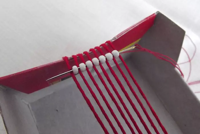 Како направити наруквицу од перлица са рукама са рибарске линије и перли са видео материјалом