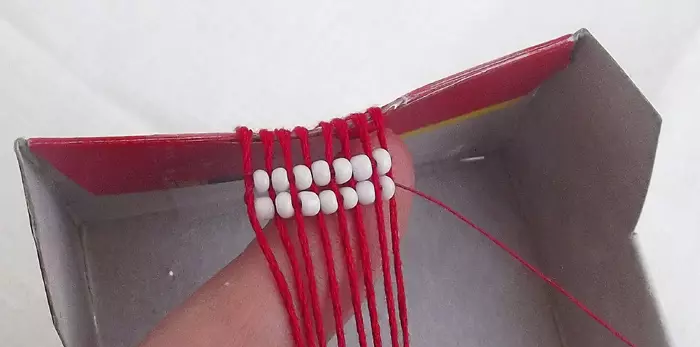 Hoe maak je een armband van kralen met je handen uit een vislijn en kralen met een videomateriaal