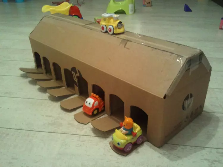 Caixes de cartró: joguines per a nens i idees per a la llar (39 fotos)