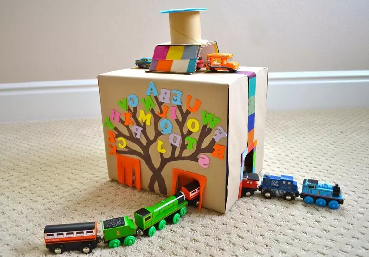 段ボール箱：子供用のおもちゃと家のためのアイデア（39写真）