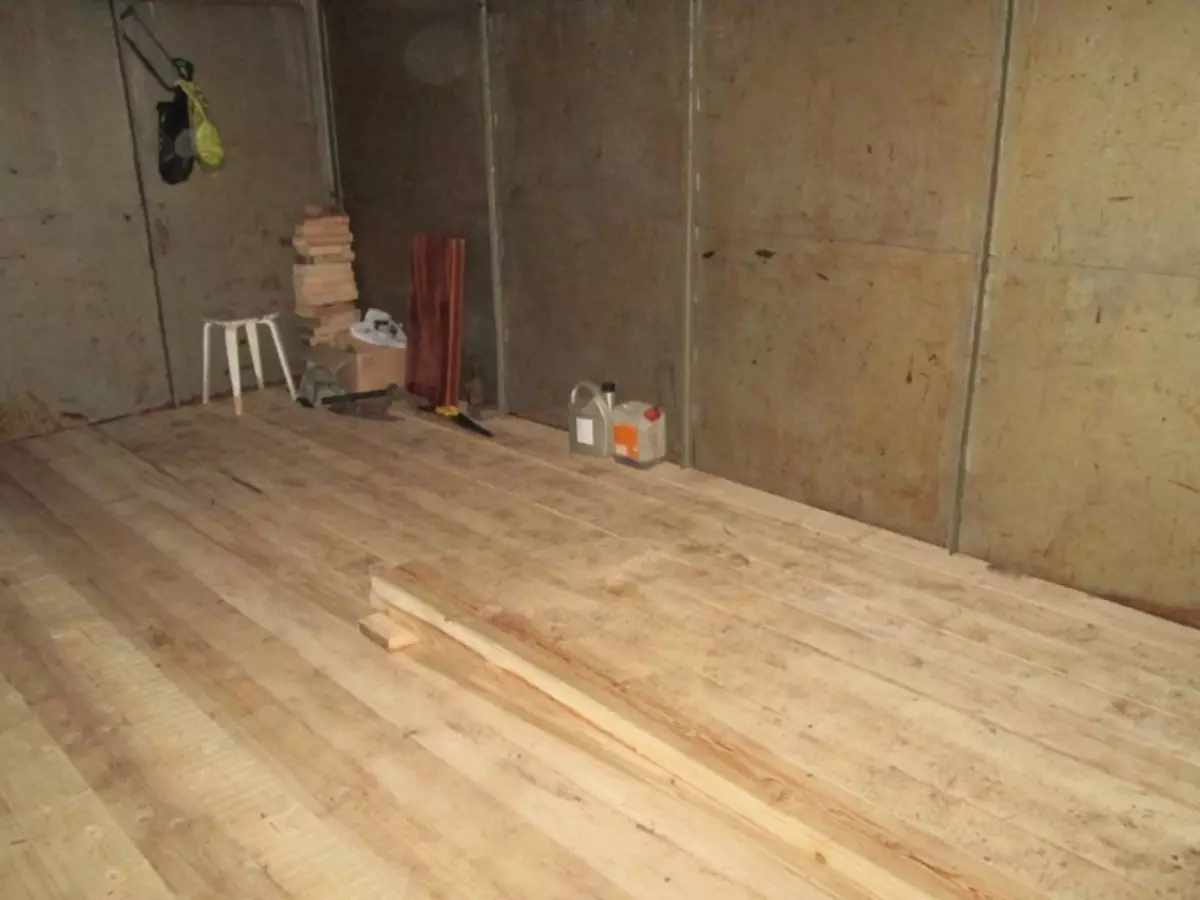 Доски на бетонный пол. Деревянный пол в гараже. Укладка деревянного пола в гараже. Деревянный пол в сарае. Пол в гараже из дерева.