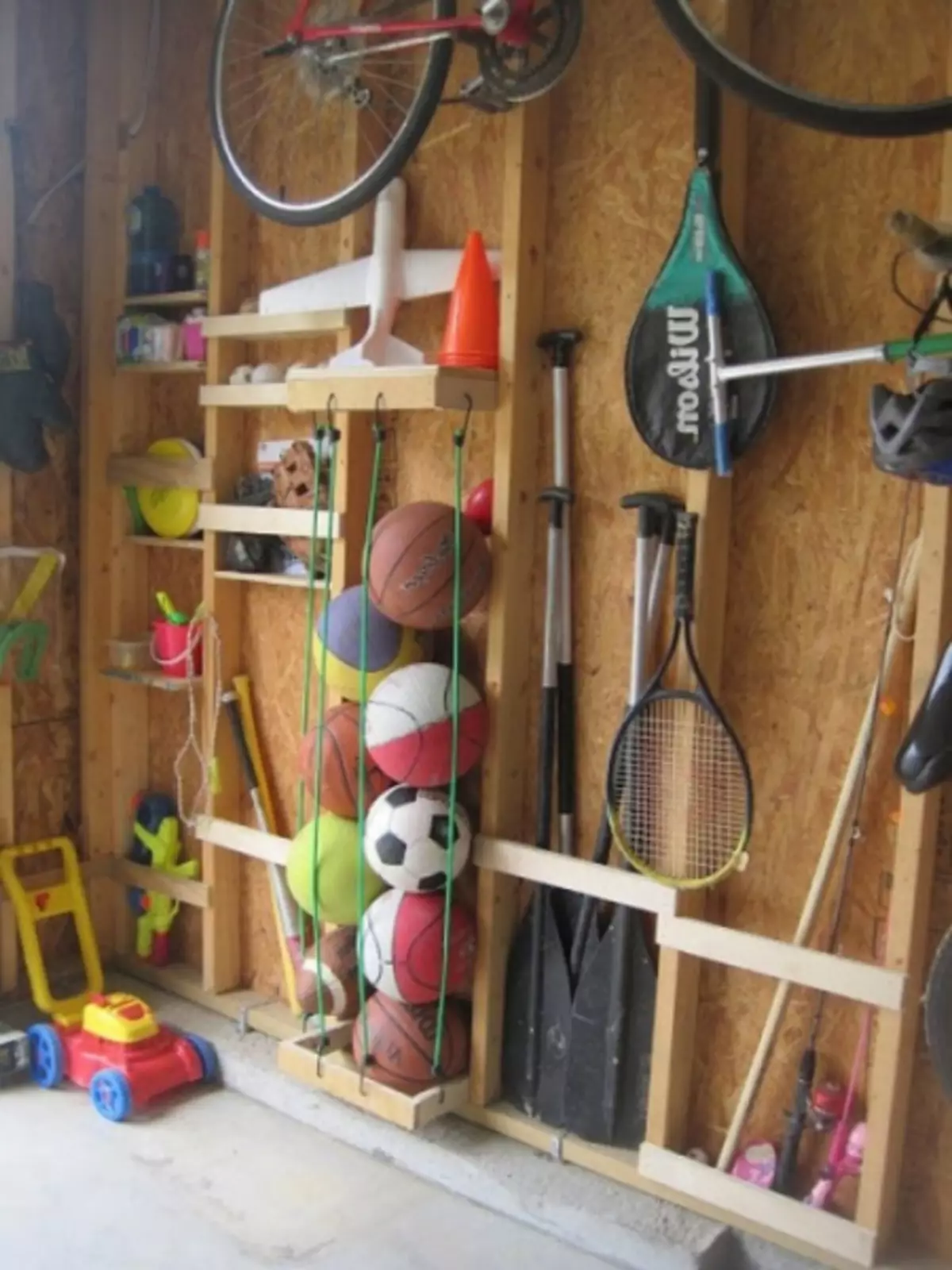 Hur man gör en ladugård i stugan: och organisera lagringen av saker (22 bilder)