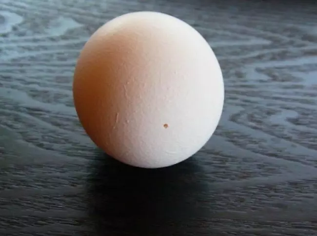 अंडी फुटणे कसे, जेणेकरून ते स्वच्छ करणे सोपे आहे
