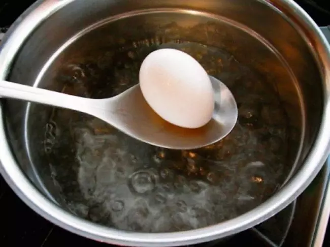 Како да пиете јајца, така што тие се лесни за чистење