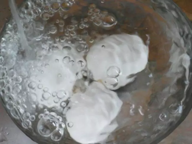 Làm thế nào để pha trứng, để chúng dễ dàng để làm sạch