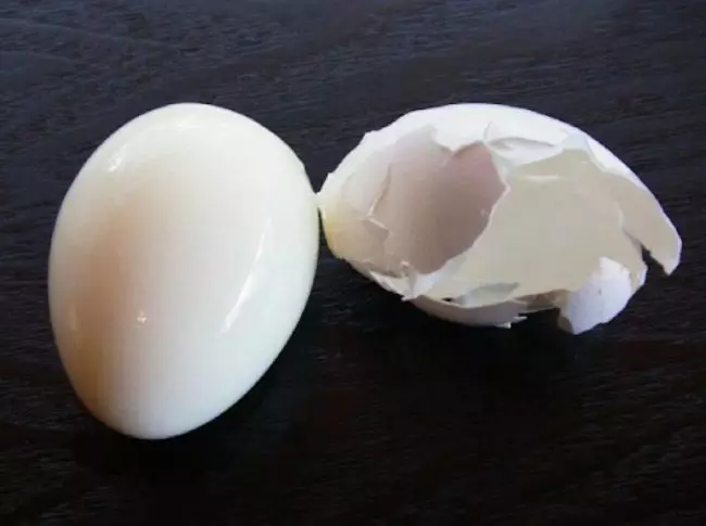 Kuinka hautua munia, jotta ne on helppo puhdistaa