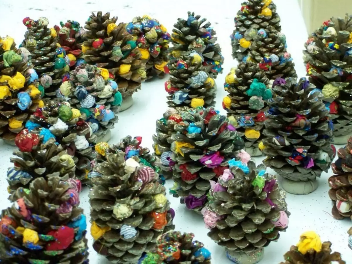 새해를위한 크리스마스 트리를 만드는 방법과 방법 (53 장의 사진)