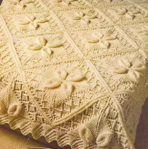 Plaid knitted kutoka mraba na spokes 