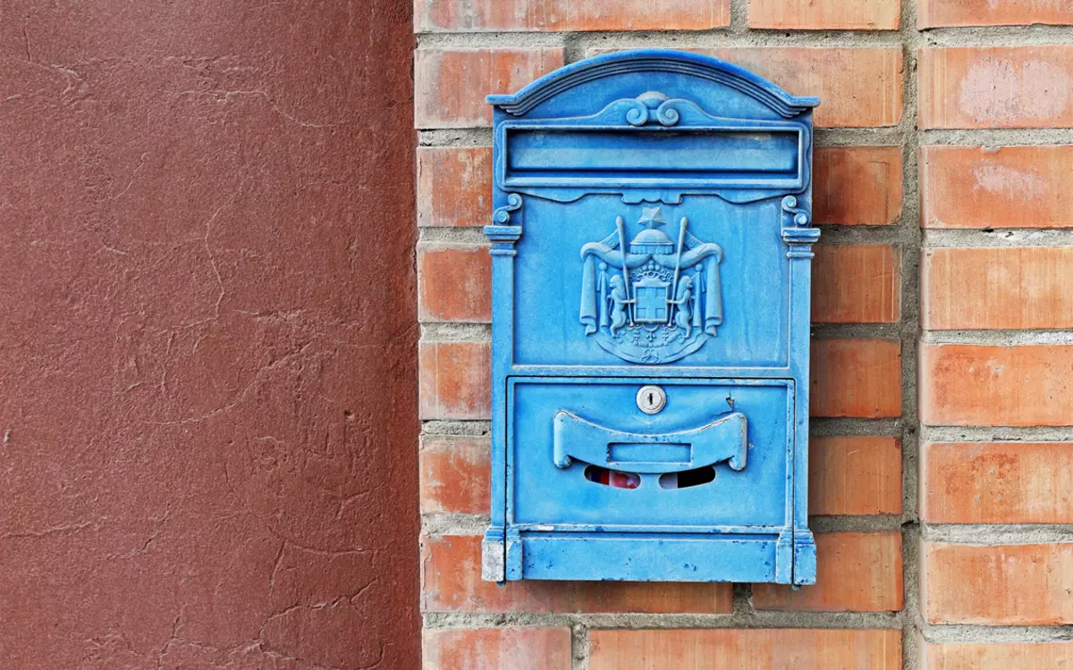 Poštanski sandučić za seosku kuću [5 zanimljivih ideja]