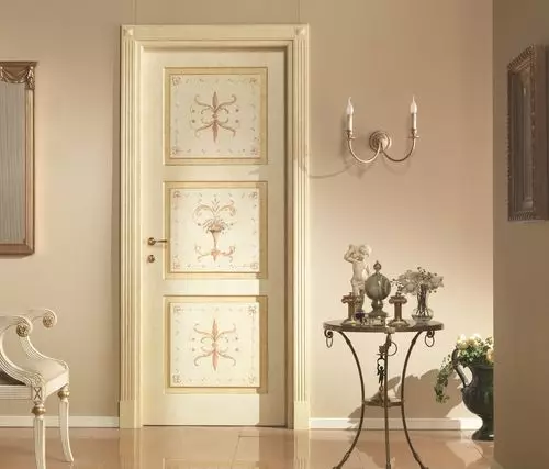 Pintu interior dengan patina di interior modern