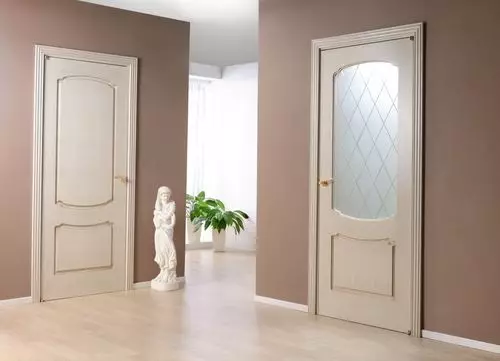 Pintu interior dengan patina di interior modern