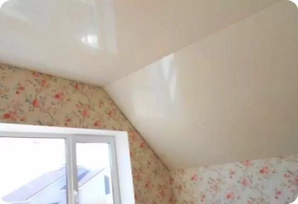 Interiøret på loftet fra et dupleks og ødelagt tak - din drømdesign!