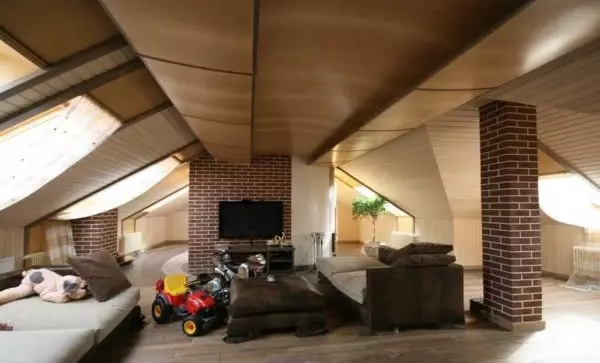 A padlás belseje egy duplex és törött tetőn - az álomtervezés!