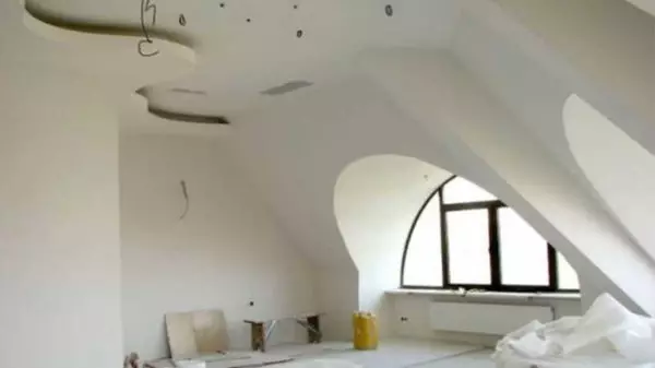 O interior do sótão de um duplex e telhado quebrado - seu design de sonhos!