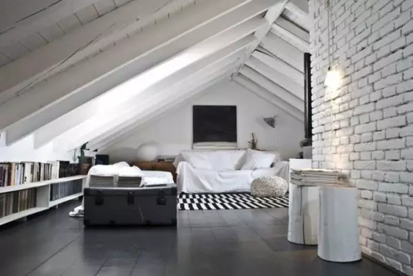 Interiér podkroví z duplexní a rozbité střechy - váš sen design!