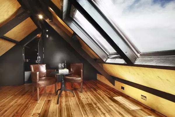 Interiér podkroví z duplexní a rozbité střechy - váš sen design!
