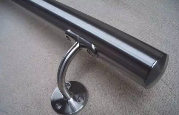 Pemasangan handrails ing tangga, tembok - Pilihan Fastening