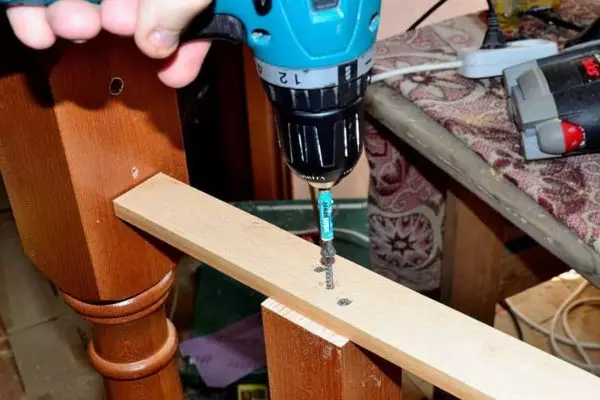 Pemasangan handrails ing tangga, tembok - Pilihan Fastening