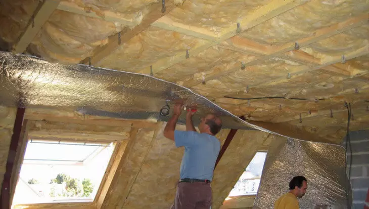自分の手で木製の梁の上の天井を作る方法
