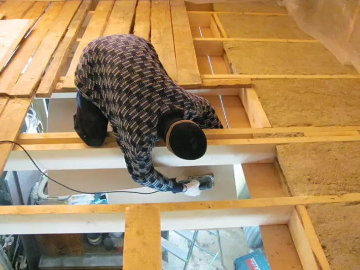 Kako narediti osnutek stropa na lesenih nosilcih z lastnimi rokami