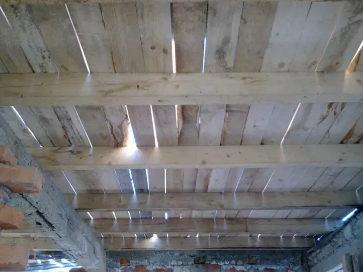 Come fare un soffitto di soffitto su travi in ​​legno con le loro mani