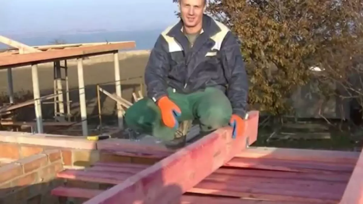 Hur man gör ett utkast till tak på träbjälkar med egna händer