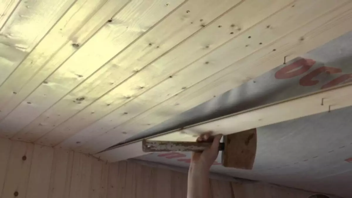 Come fare un soffitto di soffitto su travi in ​​legno con le loro mani