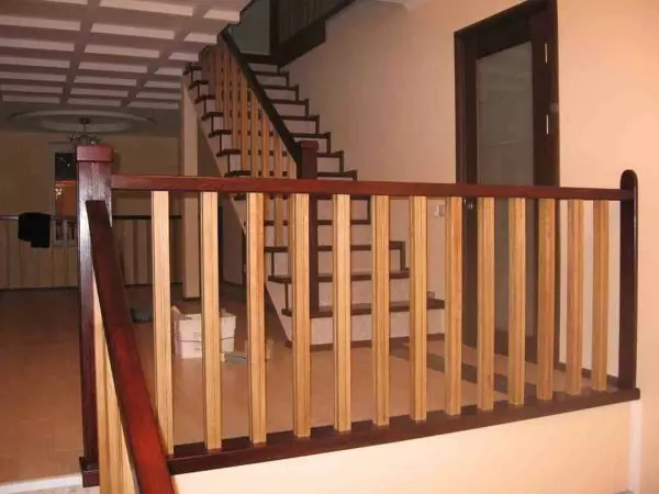 Stair railing panlabas at panloob para sa bahay at cottage