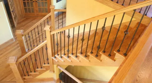 Hur man installerar balar och inlägg på trappan