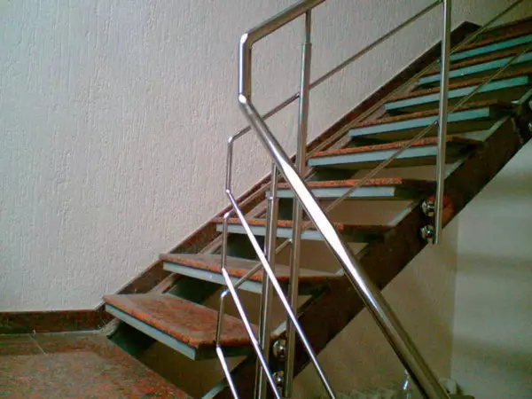 Как да инсталирате бали и стълбове по стълбите