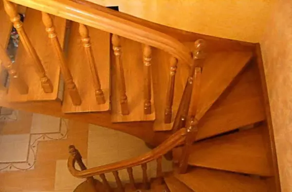 Як встановити балясини і стовпи на сходи