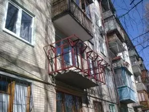 Tippek a jobb máztató erkélyhez Khruscsovban