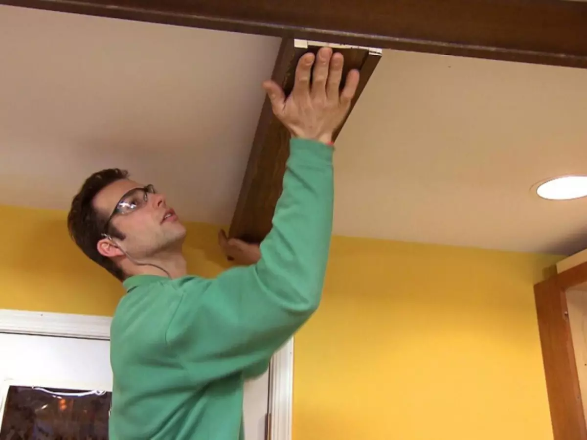 Comment faire de manière indépendante un plafond avec des poutres