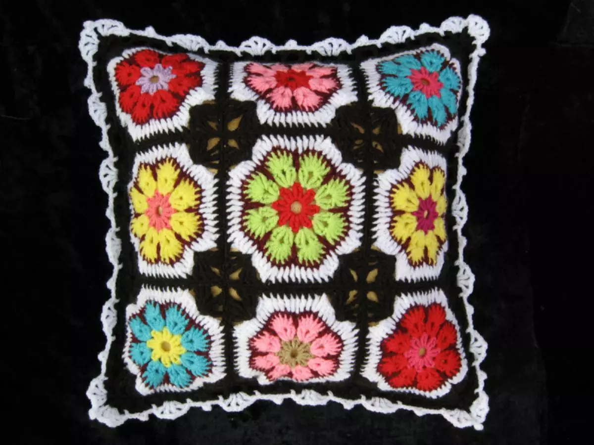 I-African Flower Crochet enezinhlelo: ama-slipper nendlu yangasese