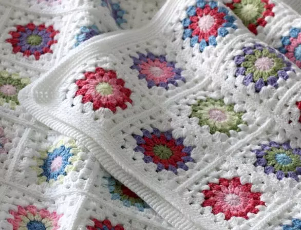 Plaça de Babushkin: capa de crochet per a principiants