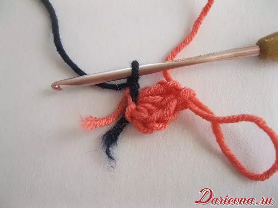 Barxadda Baushkin: Crochet Cape si loo bilaabo bilowga ah