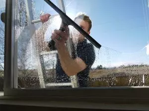Tvätta fönster på loggia och balkong utanför