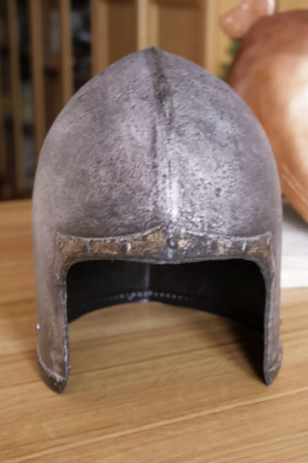 Грек гоплитасының шлемы моны үзегез эшли