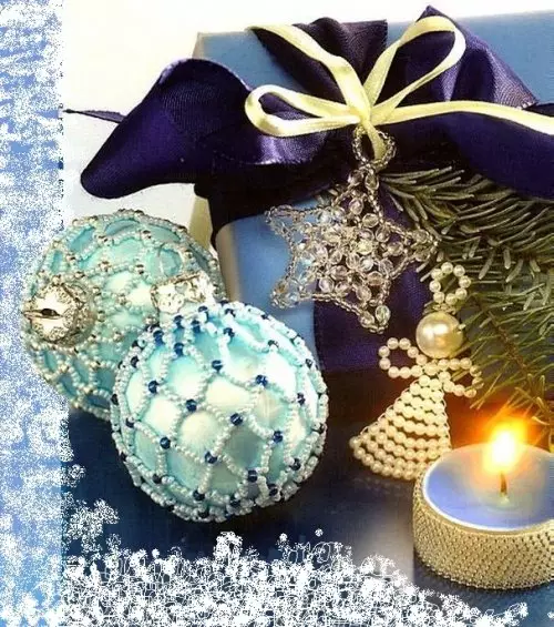 Joguines perles envoltades amb esquemes: bonics arbres de Nadal i decoracions de Nadal amb classe magistral