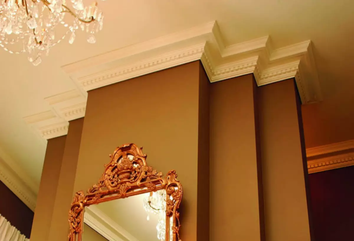 5 ways to perfectly paint the ceiling plinth