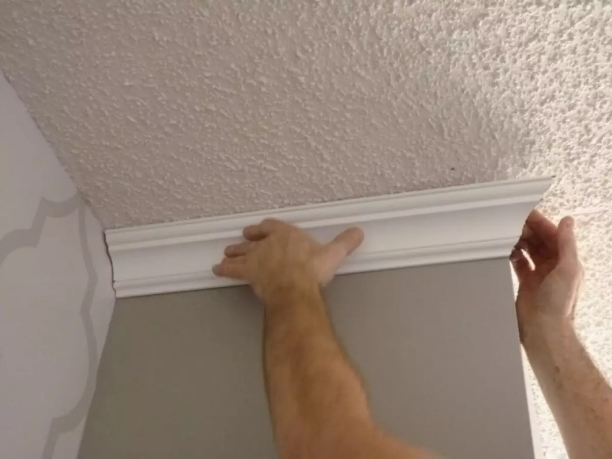 天井台座を完全に塗るための5つの方法