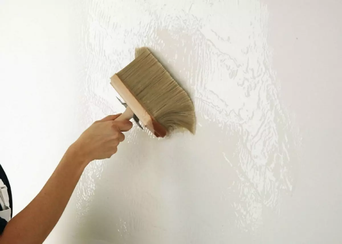 Mempersiapkan lem untuk wallpaper dengan benar