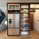 Hvor skal man sætte et køleskab, hvis der ikke er plads i køkkenet?