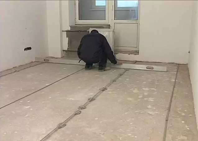Tali penamat (mengisi) lantai melakukannya sendiri: proses pengikat