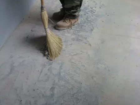 Dasi finish (isian) dari lantai melakukannya sendiri: proses dasi
