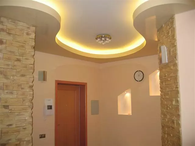 Conception de plafond dans le couloir: décoration de plâtre