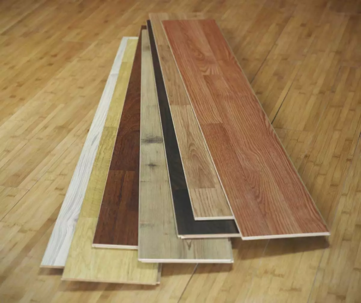 Hoe maak je een warme verdieping in een privéhuis op een houten vloer