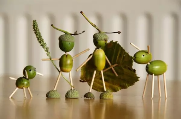 Idetë e zanateve për shtëpi nga gështenja, acorns, kone, spikelets dhe dhurata të tjera të vjeshtës të natyrës (28 foto)