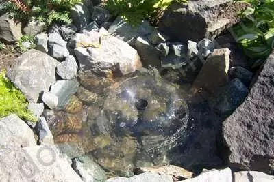 Como facer unha lagoa na casa de campo, no xardín, preto da casa